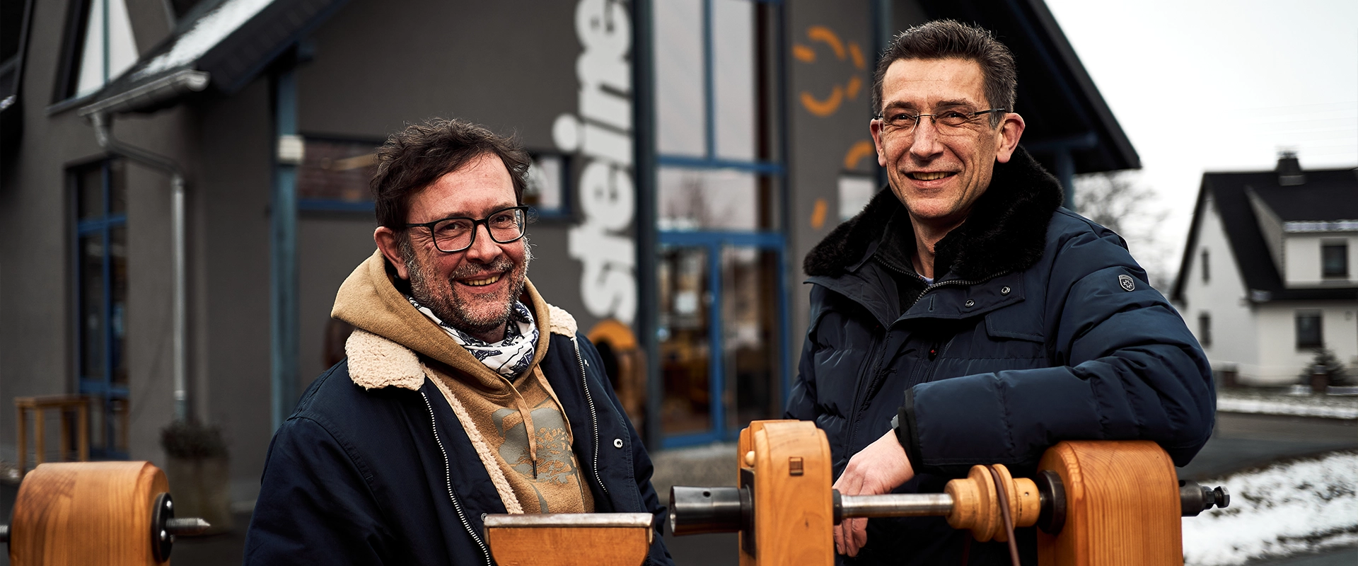 Portrait of Martin and Roland Steinert in front of the steinert Drechseltechnik store